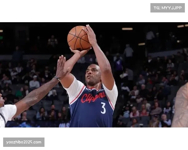 特写：老将克里斯·保罗在可能为太阳出战的最后一场主场常规赛后，向观众席挥手致意。